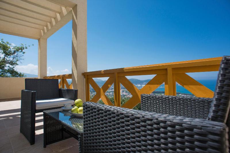 One-Bedroom Apartment with Terrace and Sea View image 1