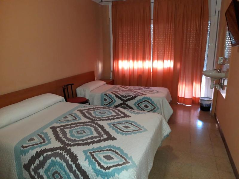 Basic Triple Room with Shared Bathroom image 1