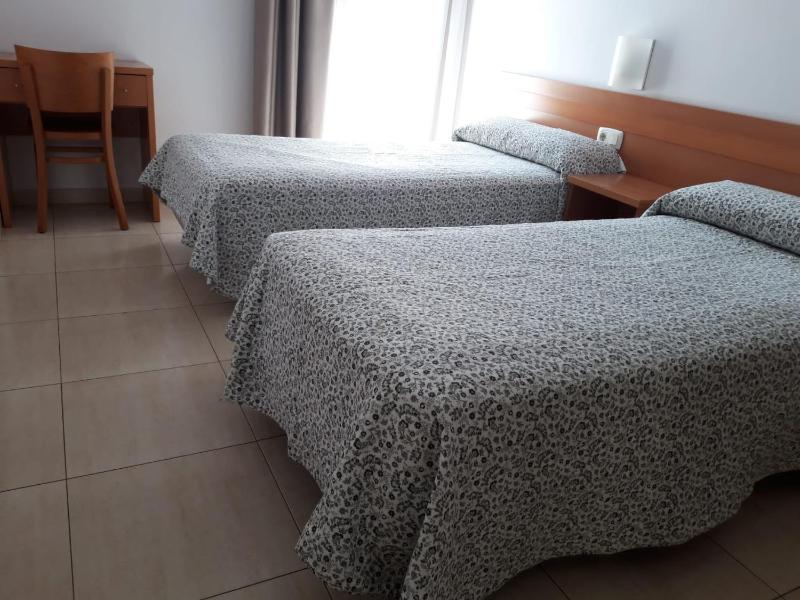 Twin Room with Private Bathroom image 1
