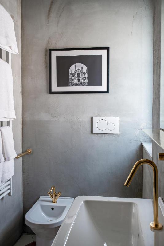 Deluxe Double Room with Balcony image 2