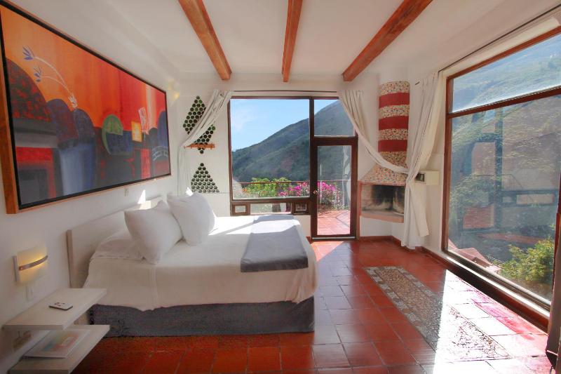 ApartaSuites Arcoiris - image 25