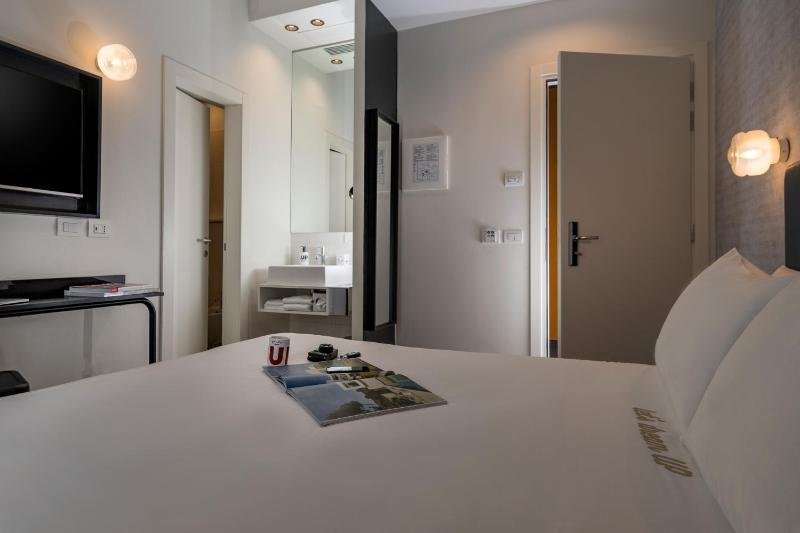 Up Hotel - image 12