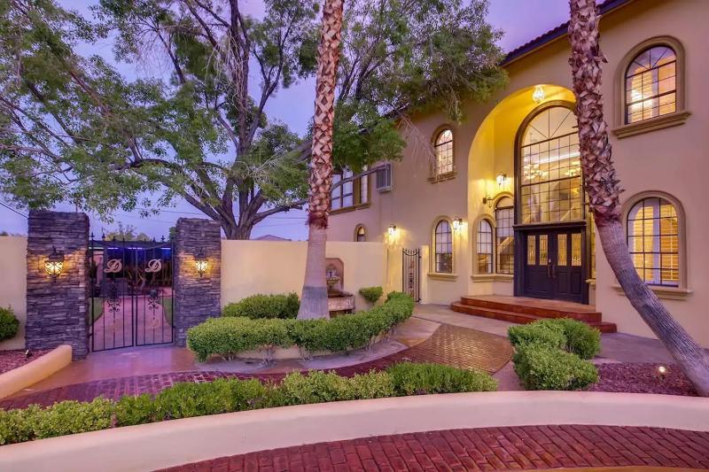 Villa Gordal - Enormous Villa in Las Vegas with 39 Sleeps - image 11