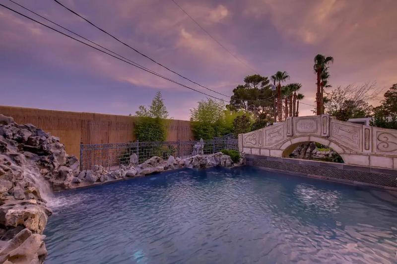 Villa Gordal - Enormous Villa in Las Vegas with 39 Sleeps - image 8