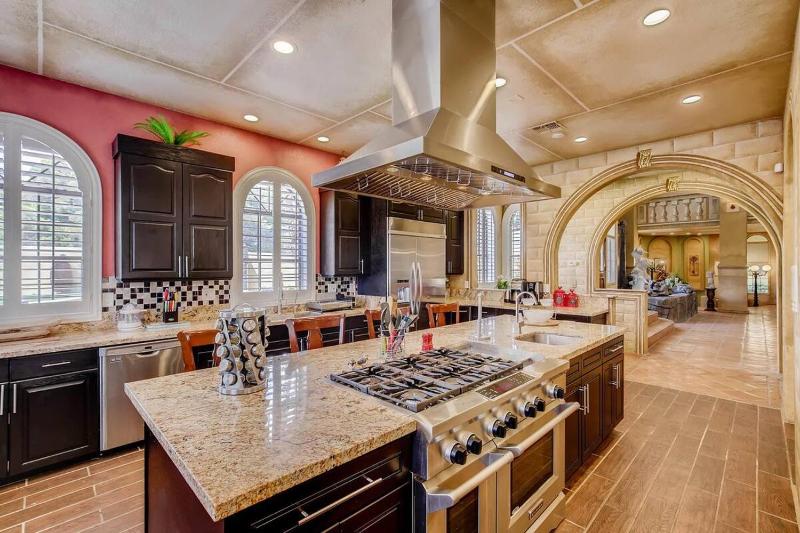 Villa Gordal - Enormous Villa in Las Vegas with 39 Sleeps - image 10