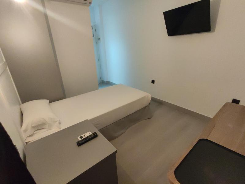 Single Room image 3