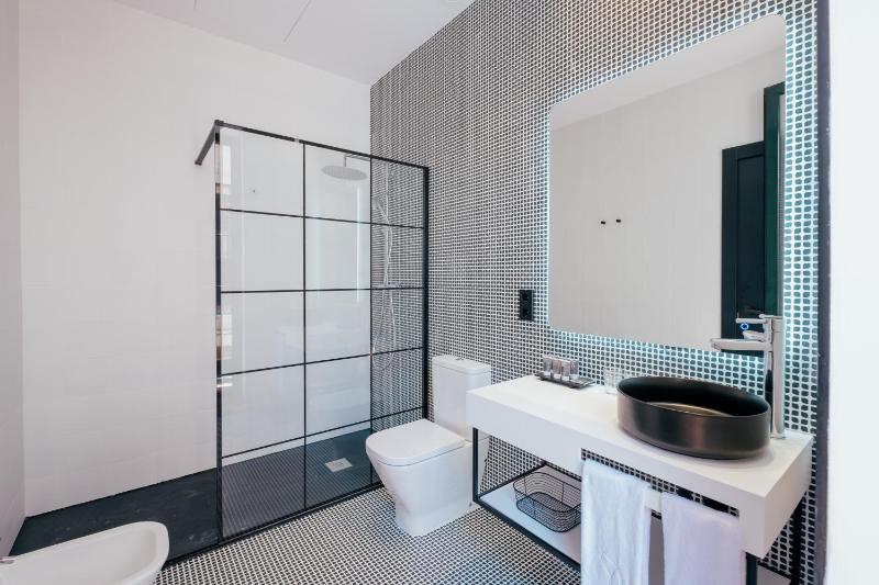 Deluxe Double or Twin Room image 2