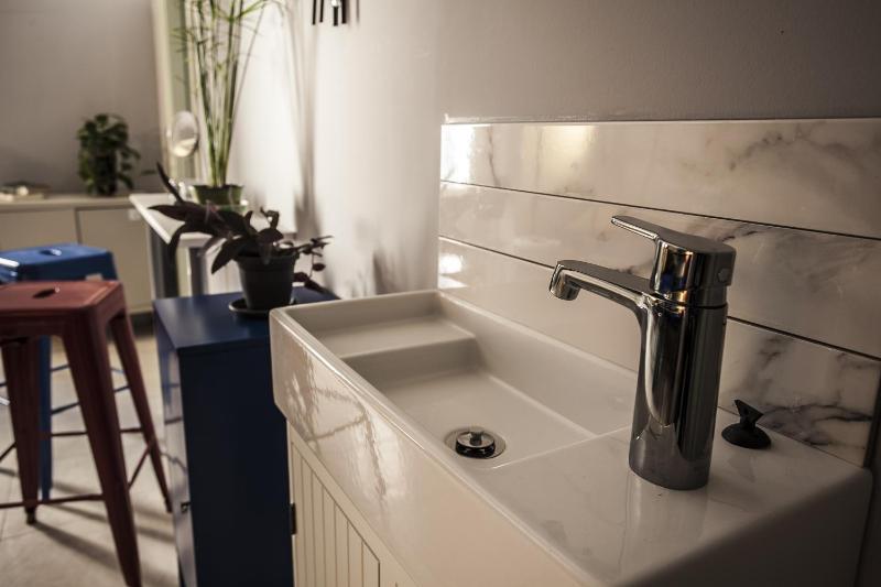 Bed in 4-Bed Mixed Dormitory Room with Private Bathroom image 3