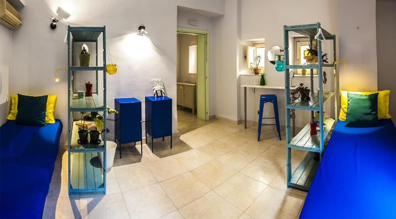 Bed in 6-Bed Mixed Dormitory Room with Private Bathroom image 3