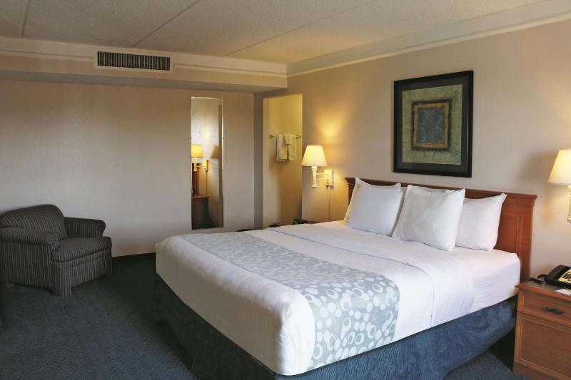 King Room with Bath Tub - Mobility Accessible/Non-Smoking image 4