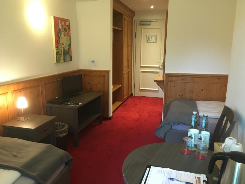 Economy Twin Room image 2