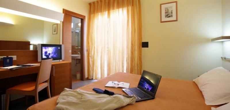 Double Room image 3
