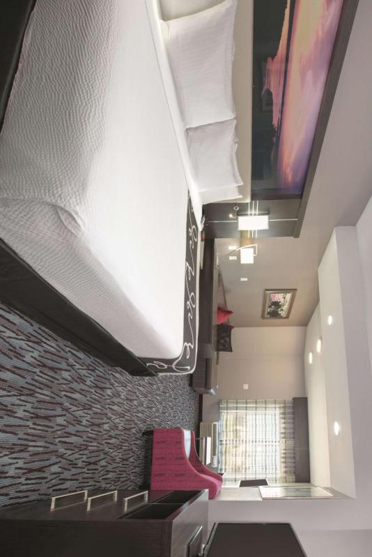 Executive King Room with Sofa Bed image 2