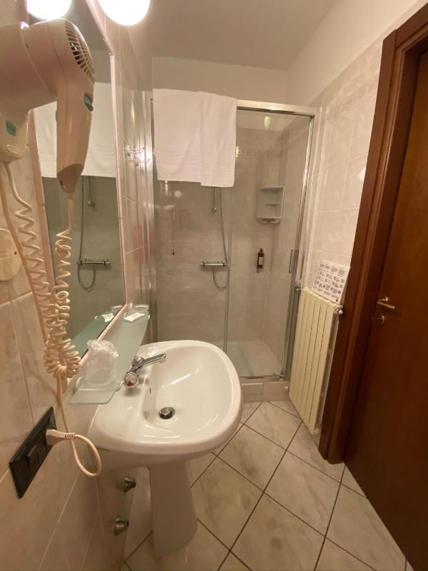 Single Room image 3