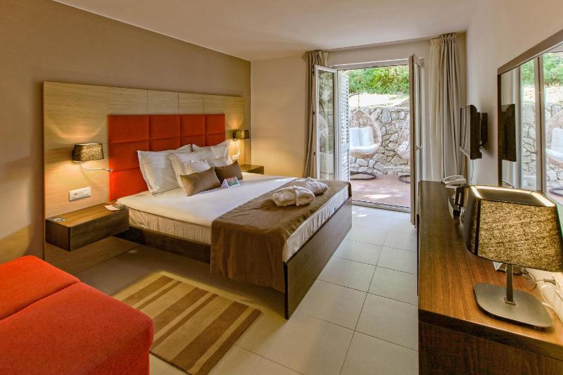 Superior Double Room with Balcony image 1