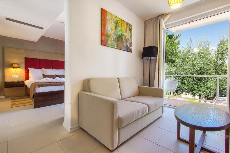 Junior Suite with Balcony and Side Sea View image 4