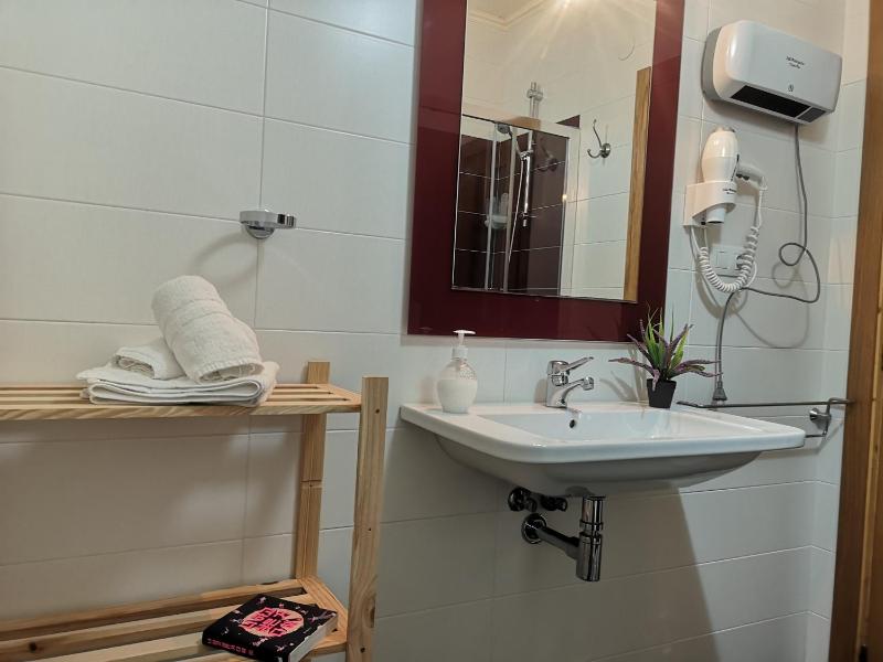 Twin Room with Private Bathroom image 3
