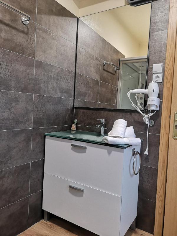 Deluxe Double Room with Private Bathroom image 4