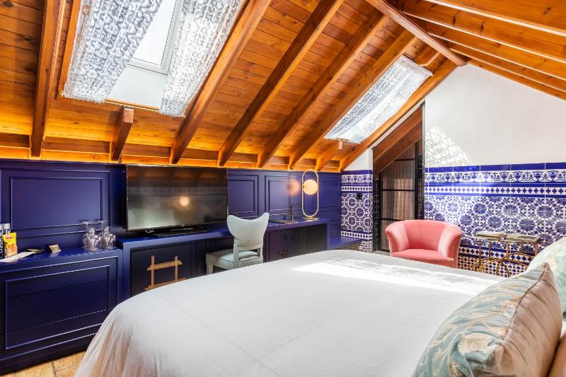 Deluxe Room image 3