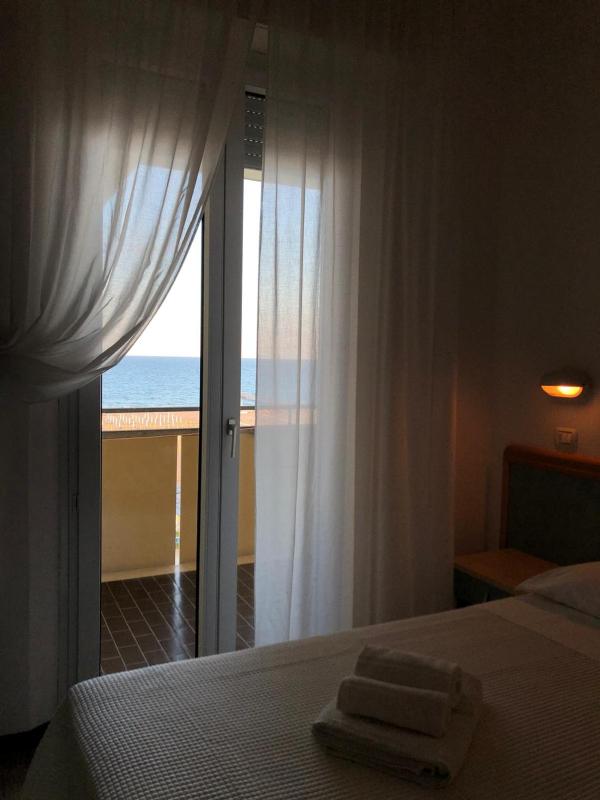 Double or Twin Room with Sea View image 3