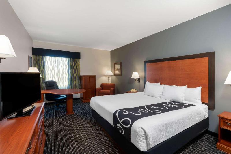 Deluxe King Room image 2
