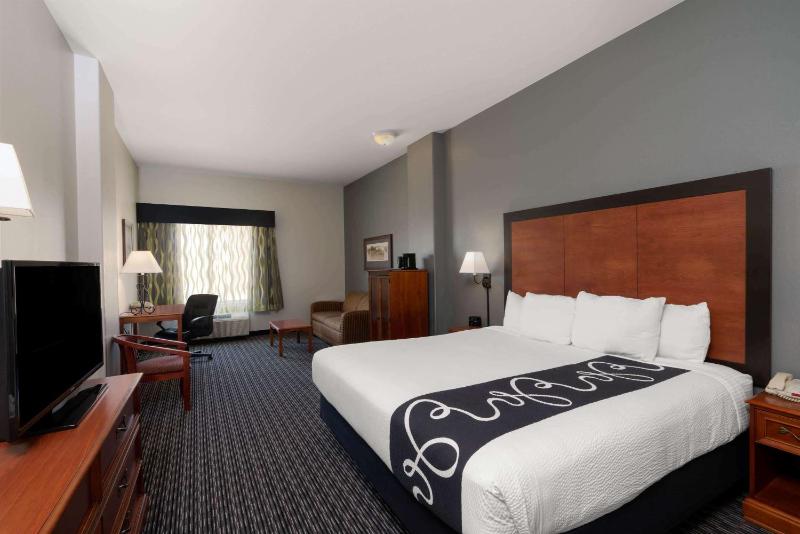 Deluxe King Room image 4