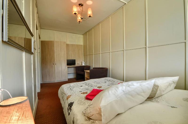 Classic Queen Room image 3