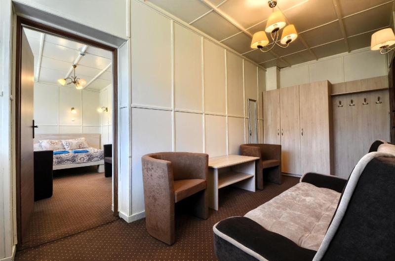 Queen Studio with Sofa Bed image 3
