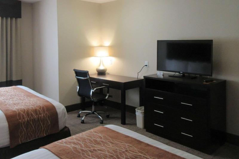 Queen Room with Two Queen Beds - Non-Smoking image 4