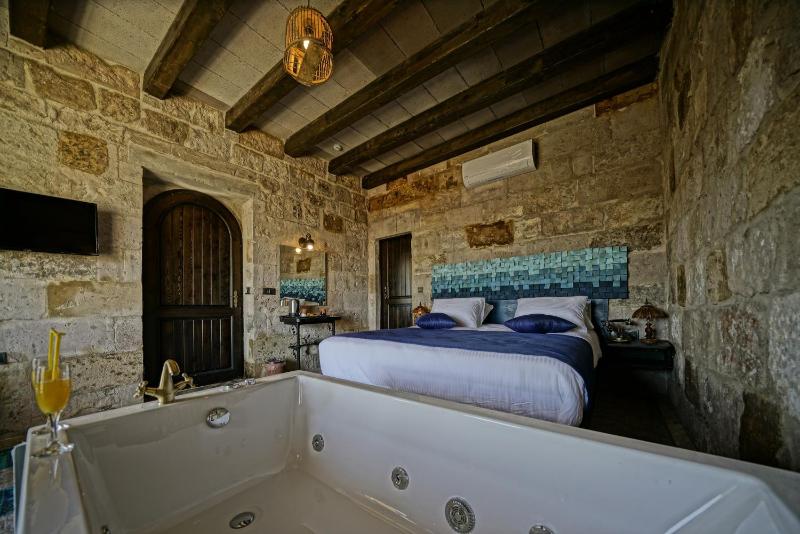 Deluxe Room With Balloon view and Bathtub image 3