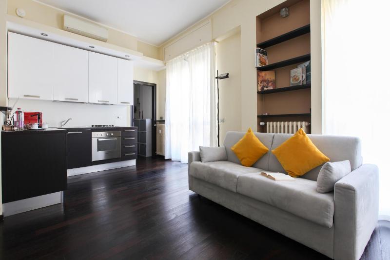 One-Bedroom Apartment with Balcony - via Disciplini 5 image 3