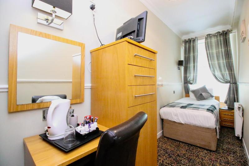 Single Room with Shared Bathroom image 2
