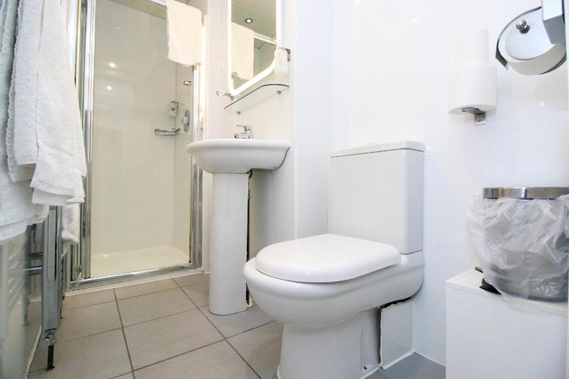 Single Room with Shared Bathroom image 3