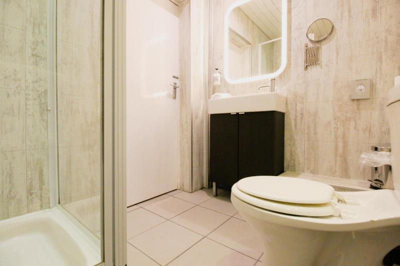 Single Room with Shared Bathroom image 4