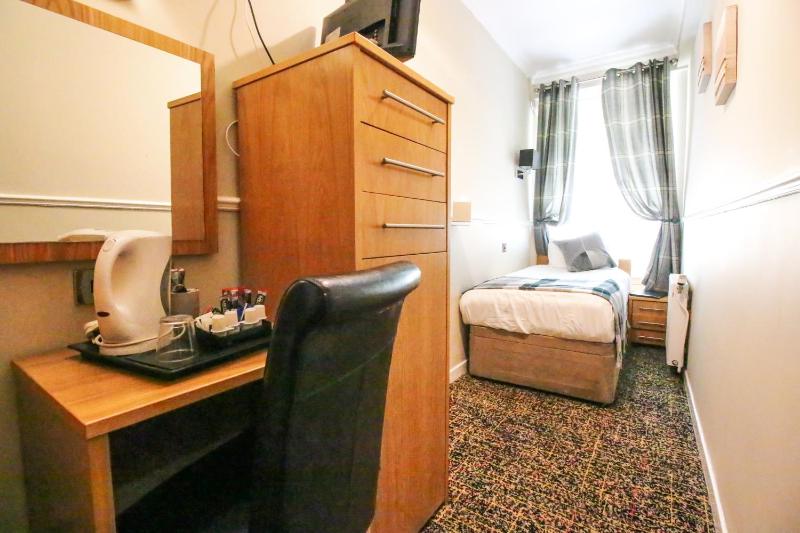 Single Room with Shared Bathroom image 1