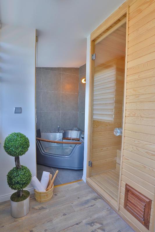 King Suite with Sea View Jacuzzi and Sauna image 4