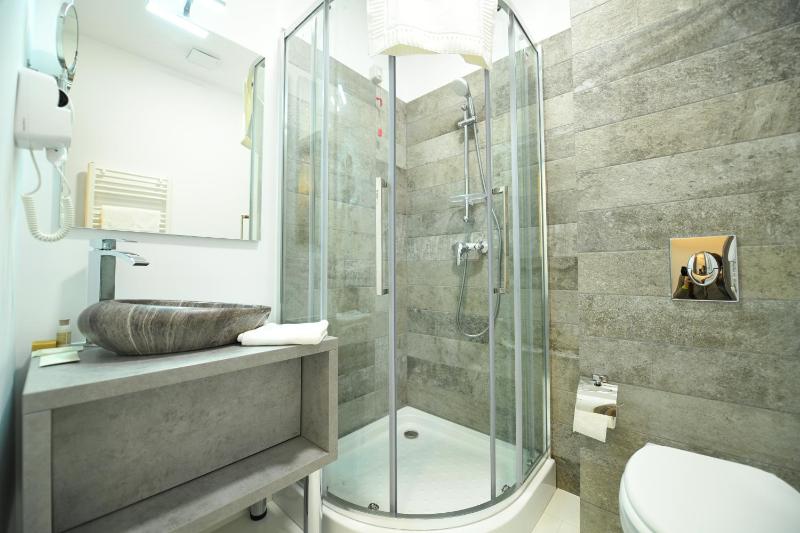 Single Room with Bathroom image 2