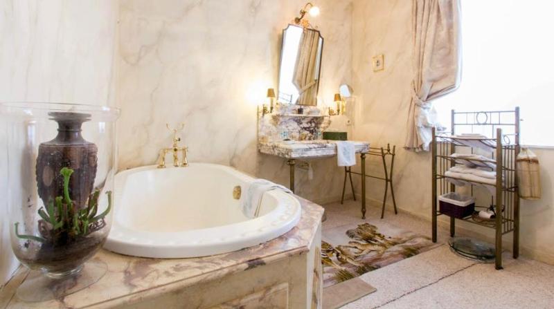 Twin Room with Bath image 4