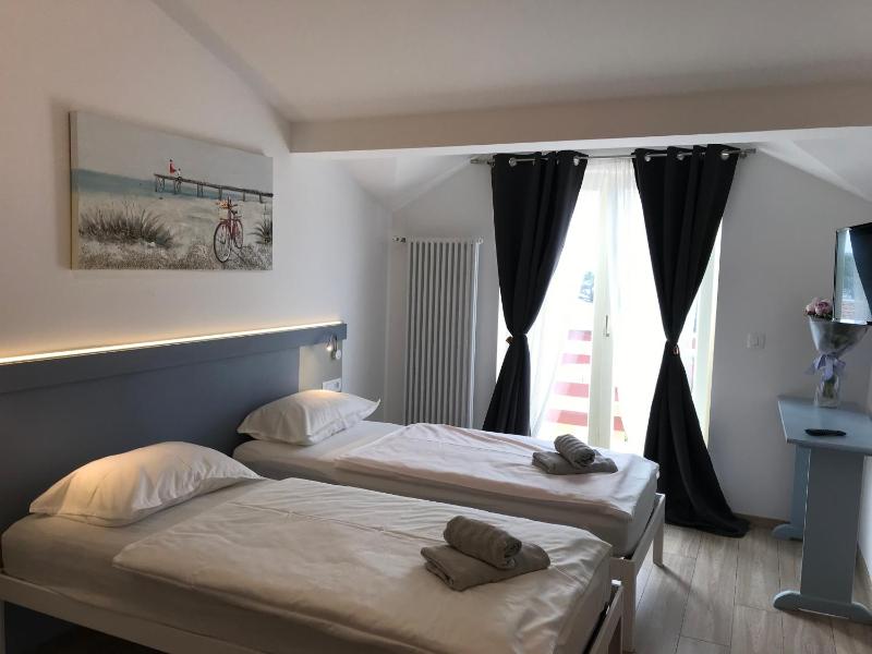 Deluxe Double or Twin Room with Sea View image 3