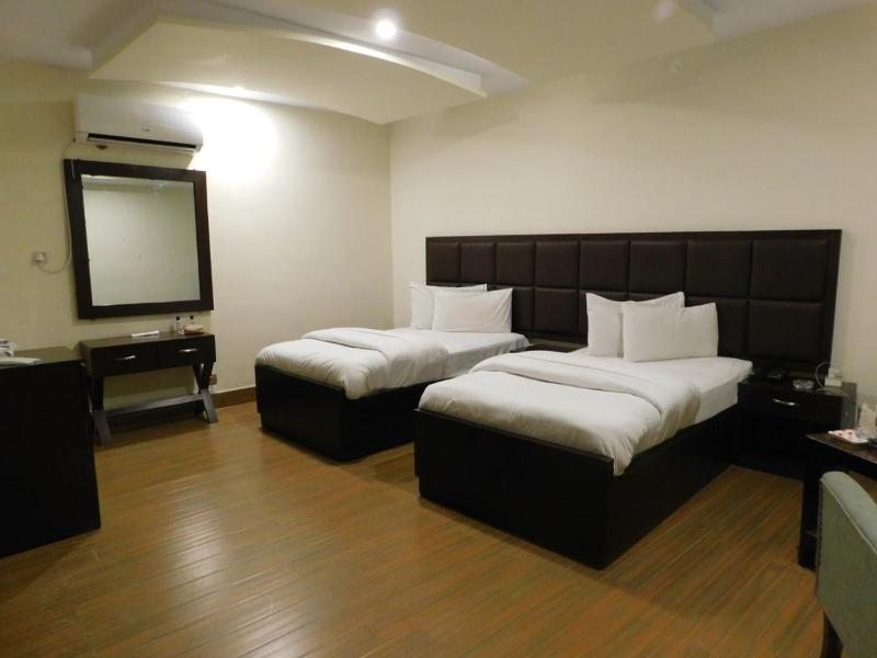 Deluxe Twin Room image 1