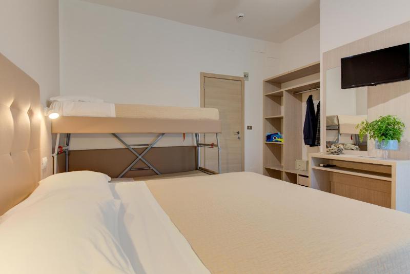 Quadruple Room with Balcony image 3