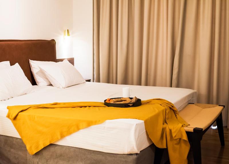 Deluxe Double Room with Balcony image 2
