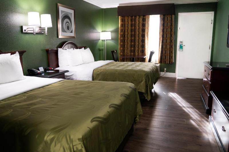 Standard Room, 2 Queen Beds, Non Smoking image 3