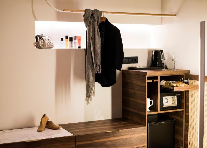 Deluxe Double Room with Balcony image 4