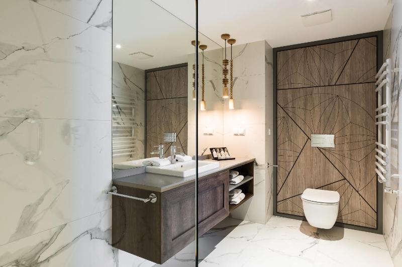 Deluxe Double or Twin Room image 2