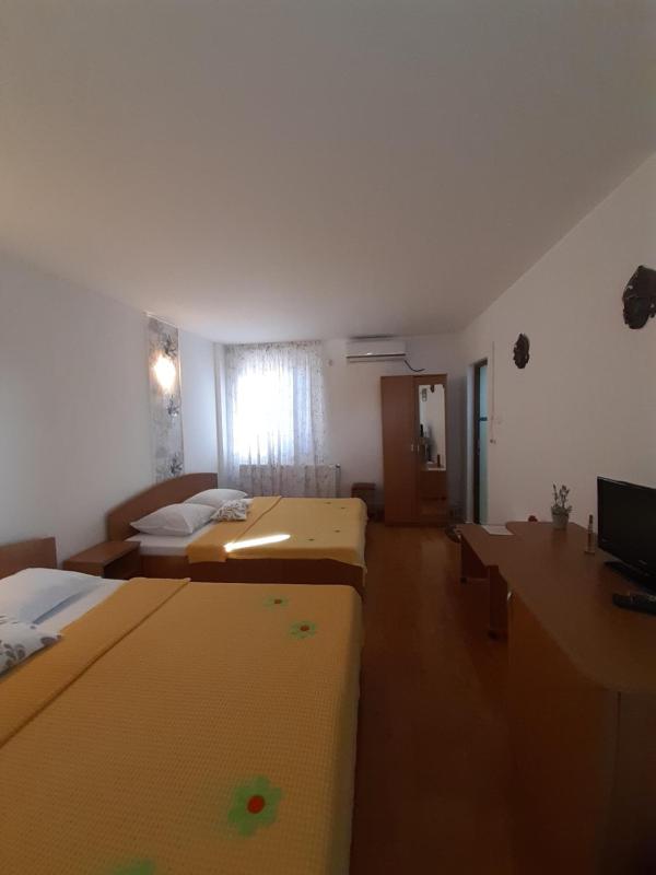 Quadruple Room with Bathroom image 2