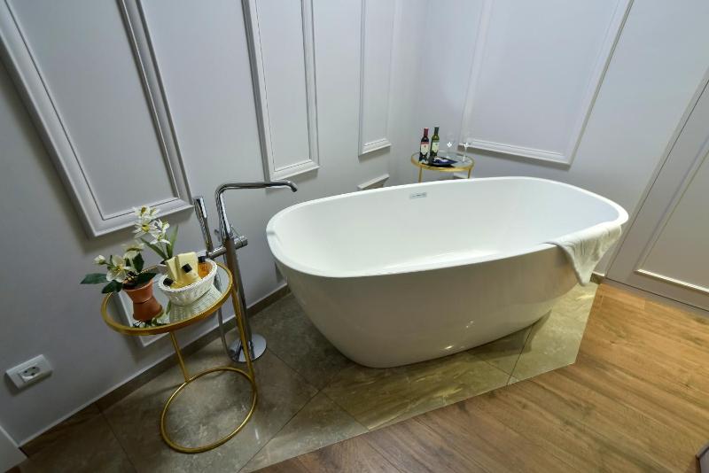 Deluxe Double Room with Bath image 2