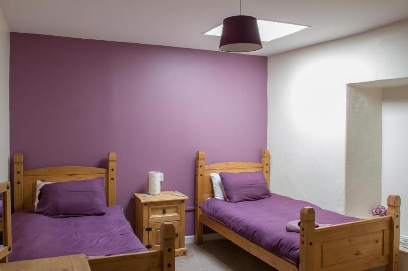 Standard Twin Room with Shared Bathroom image 2