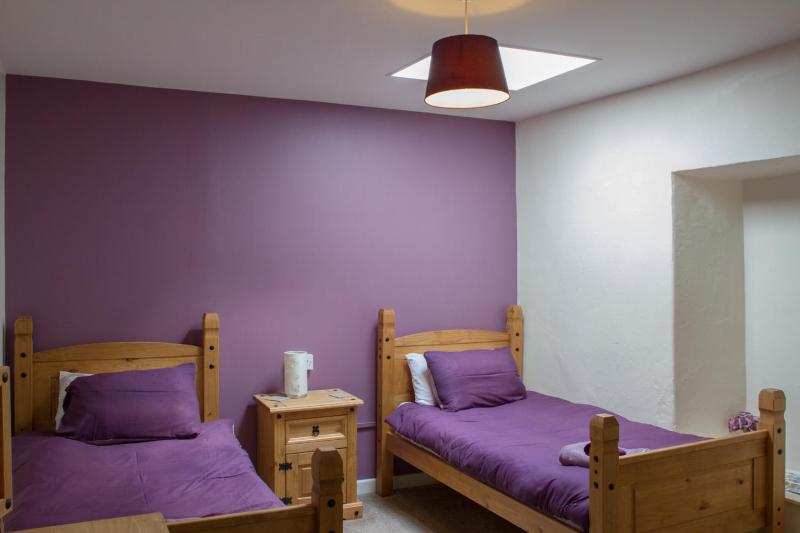 Standard Twin Room with Shared Bathroom image 3