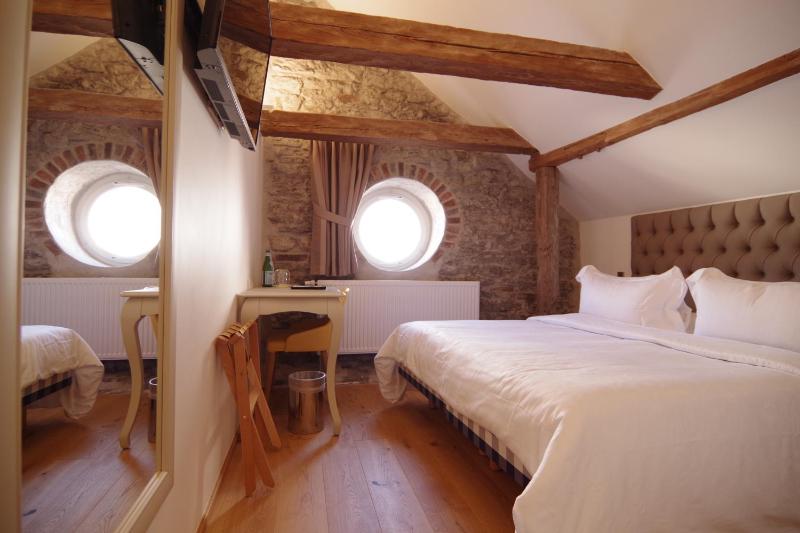 Deluxe Double or Twin Room image 2